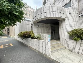 前面歩道も整備され通行にもゆとりがあります