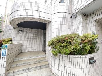 植栽も設置され、管理の行き届いたエントランス
