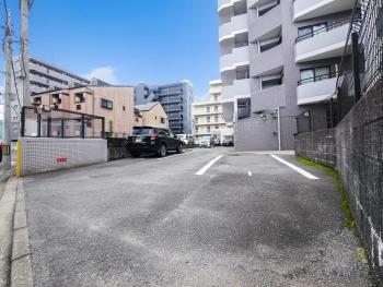 駐車場　月額9000円～13000円