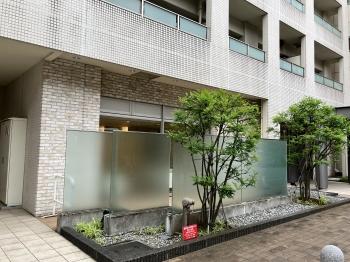 駅前立地と敷地内のプライバシー性に配慮したガラススクリーン設置