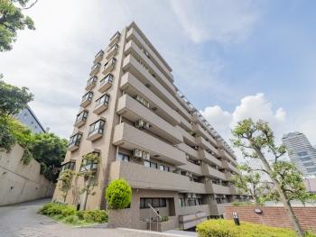 赤坂通りを奥に入った閑静な高台に位置する、全86戸のレジデンス