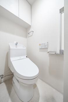 手すり付きのトイレを採用。立ち座りをサポートし、安心してご利用いただけます