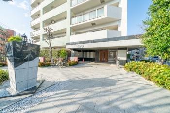 居住者を温かく迎えるメインエントランス