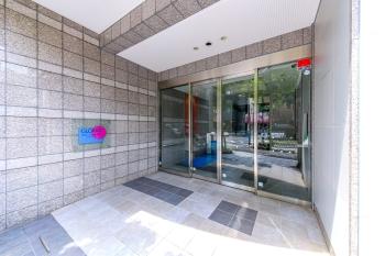 不審者や勧誘員などが建物内に立ち入るのを防いでくれるオートロック付き。