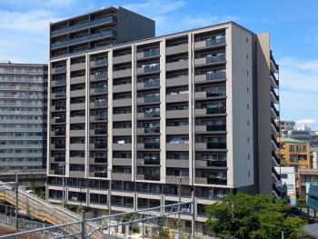 建物外観。外壁は数種類のタイルを使い分けたこだわりの意匠。