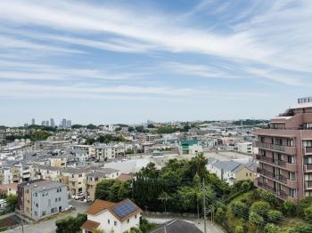 南東側バルコニーからの眺望（眺望は将来的に保証されるものではありません。）