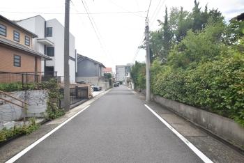 北側前面道路(西方向に向かって撮影したものです) 北側前面道路(西方向に向かって撮影したものです)