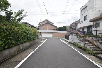 北側前面道路(東方向に向かって撮影したものです) 北側前面道路(東方向に向かって撮影したものです)