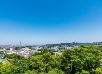 洋室2からの眺望。眺望は永続的に保証されるものではありません
