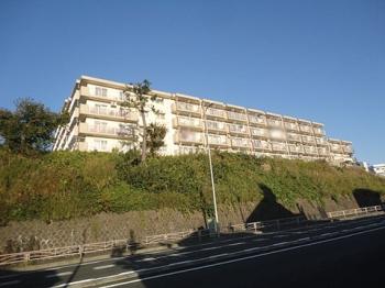 第二京浜道路沿いに位置するアクセス