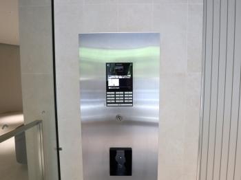 外部の方の侵入を防いでくれるオートロック付
