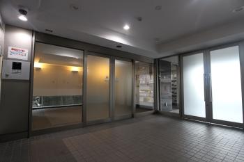オートロックを備えた安心感のあるエントランス。