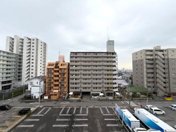 南西側バルコニーからの眺望。（眺望は永続的に保証されるものではありません。）