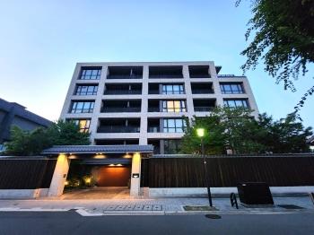 街に調和した風格のある佇まい