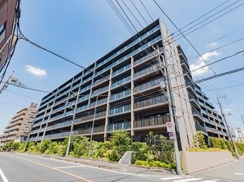 シャープなデザインと整えられた植栽が印象的な外観。