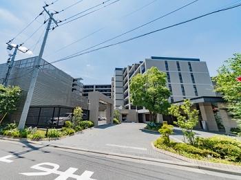 開放感あふれる車寄せと歩車分離による安全性を両立。