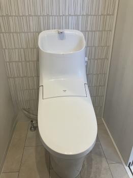 吊戸棚が付いており、トイレ用品等を収納する事が出来ます。
