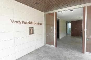 マンション玄関前