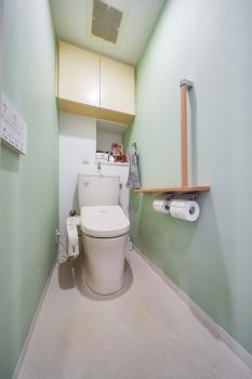 収納スペースがあるので、トイレットペーパーのストックや掃除用品を収納できます
