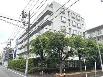 白を基調としたタイル張りで重厚感のある建物