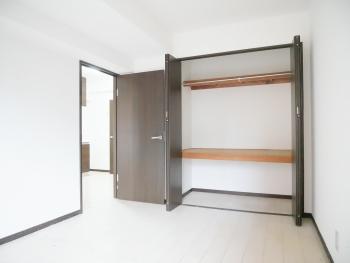 洋室/クロゼット付きですので衣類などをスッキリと収納できます。