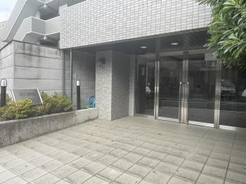 来訪者を出迎えるエントランス