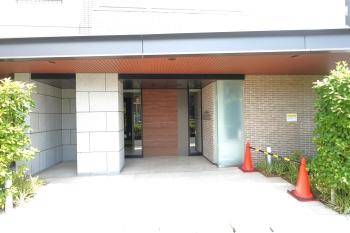 マンション入口前