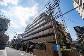 ２面の道路に接道している角地に建つマンションです。