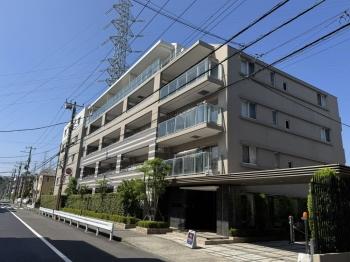 エントランス・駐車場入口に庇を設け重厚感のある外観