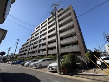 重厚感のあるタイル貼りの外観