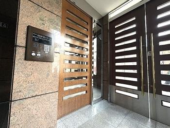 風除室の様子です。オートロックです。