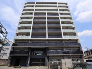２０２１年築、地上１１階建てのマンションです