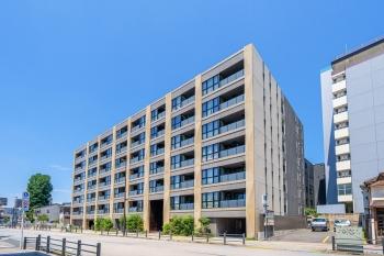 スタイリッシュで洗練されたデザインが印象的な現代的マンション。