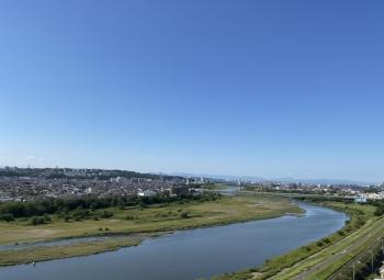 バルコニーからは多摩川を一望できます。