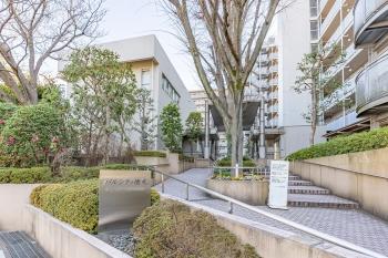 スロープのあるマンション入り口と管理棟
