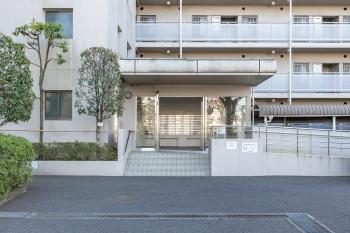 スロープのあるマンション入り口と管理棟