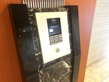オートロック設備　不審者や勧誘員などが建物内に立ち入るのを防ぎます