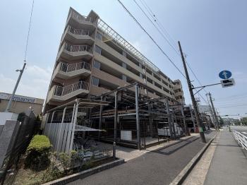 現地外観を南東側から撮影（景観は永続的に保証されるものではございません）