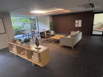 ゆとりある落ち着いた雰囲気のロビー