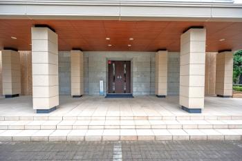 不審者や勧誘員などが建物内に立ち入るのを防いでくれるオートロック付き