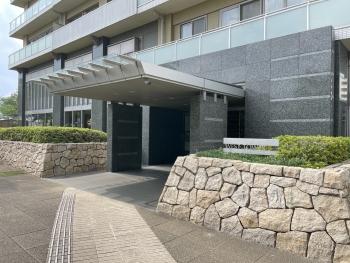 石目調タイルを採用し重厚感ある仕上り
