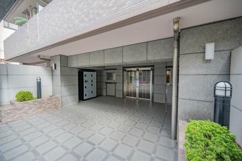 ポーチ　不在時に便利な宅配ボックスがあります