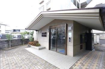 オートロック機能付きマンション入口の様子