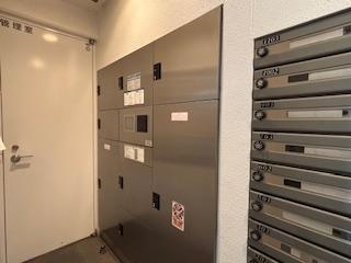 共用部に宅配ボックスがあるため、不在時にも荷物の受け取りが可能です。