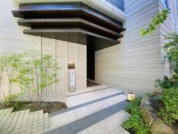 赤坂の高台にふさわしい、重厚感あるエントランス