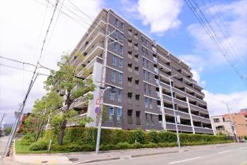 現地南東方向から撮影した建物外観