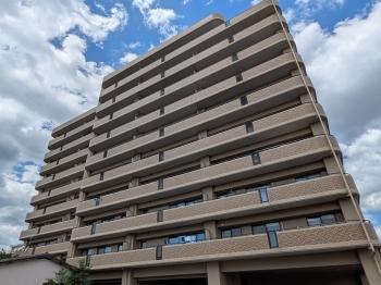 マンション外観写真、タイル貼りのマンションです。