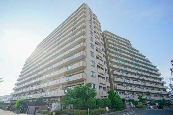 建物外観はタイル貼りの雄大なフォルム