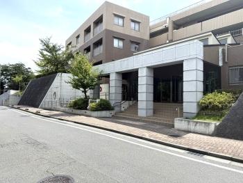 第一種低層住居専用地域に建つ地上3階建ての建物外観