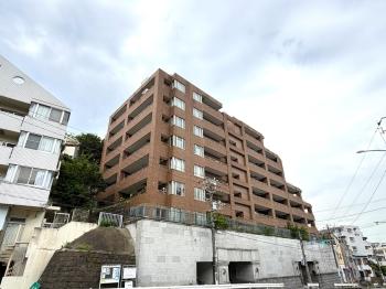逆梁アウトフレーム工法により重厚な堂々たる現地外観